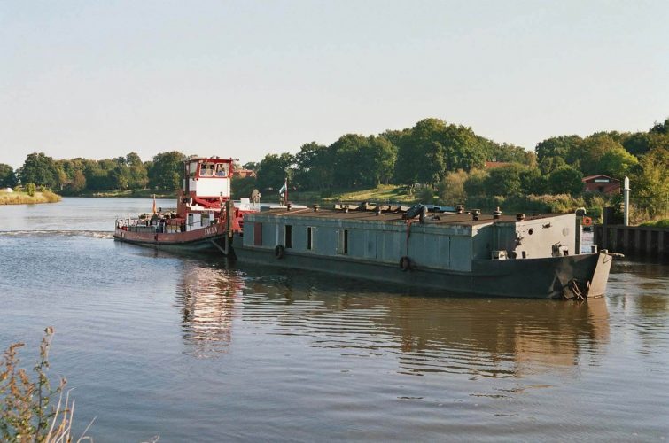 Die Peissnitz wird von der Reederei Ed-Line von Rathenow nach Dörverden an der Weser geschoben