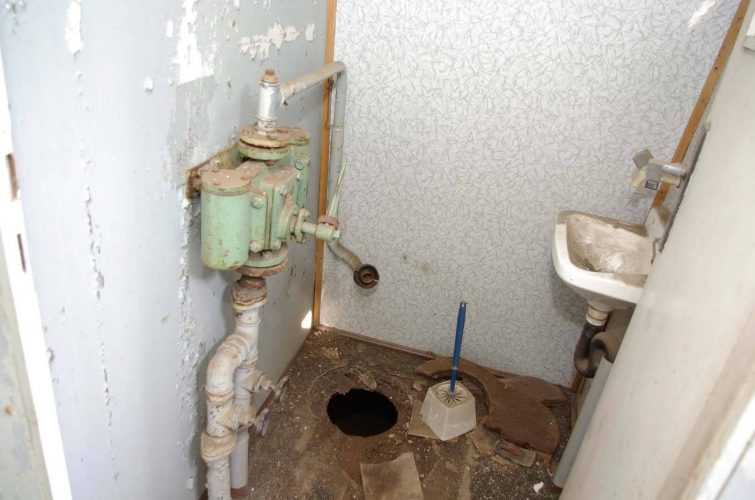 Das WC im vormaligen Zustand: Das Waschbecken blieb bis heute erhalten