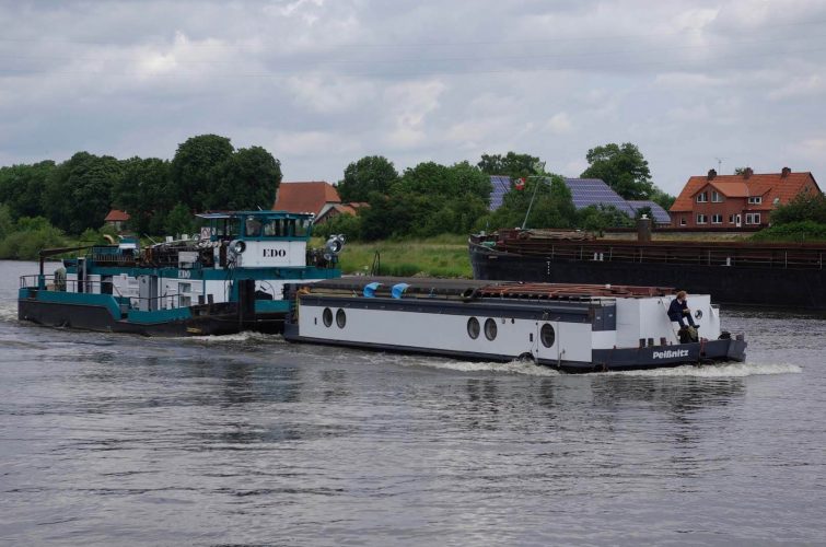 Überführungsfahrt auf der Weser: Seetüchtiges Hausboot