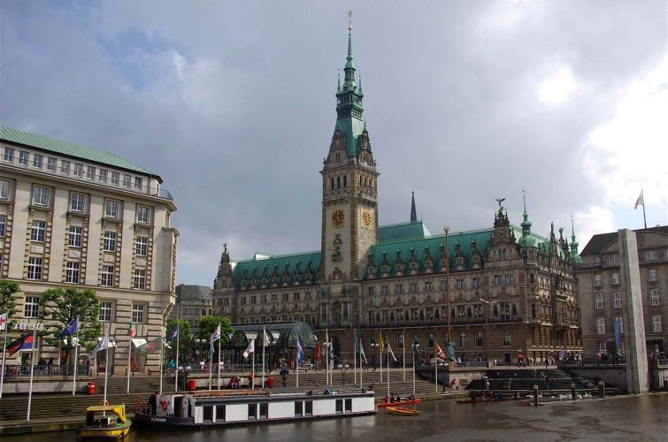 Peissnitz vor dem Hamburger Rathaus: Ca. 8000 L Ballastwasser werden an Bord gepumpt
