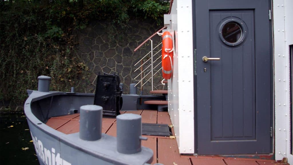 DDR Ankerwinde im Bug vor 150 Jahre alter Richardstrassenbrücke