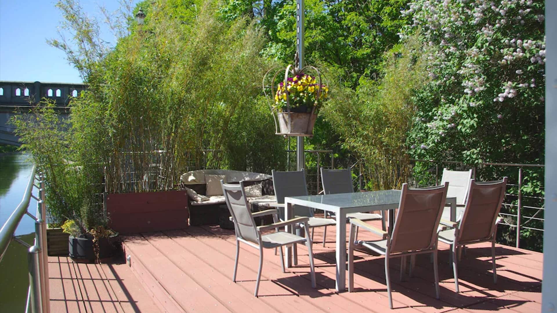 Deck aus Recyclingmaterial: Überdachter Umgang Hausboot Peissnitz