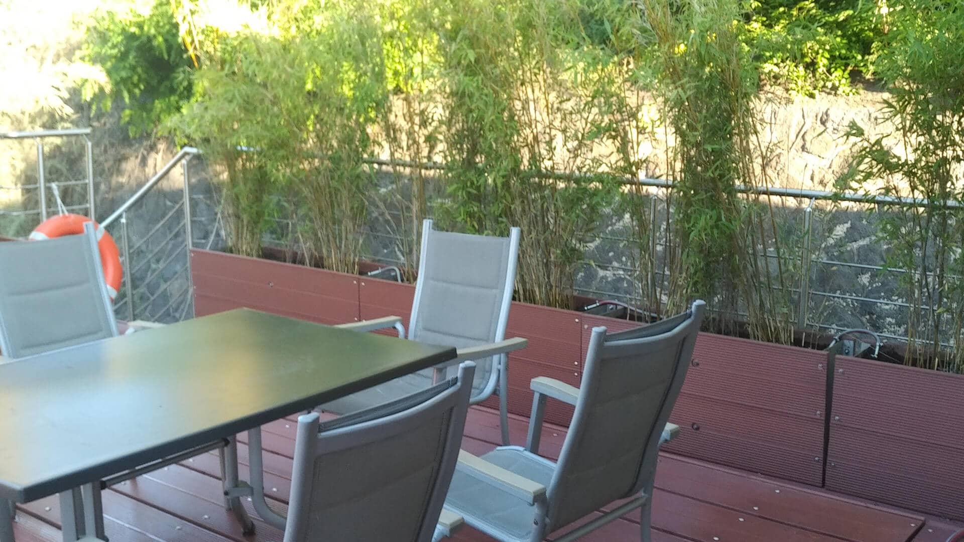 Deck aus Recyclingmaterial: Überdachter Umgang Hausboot Peissnitz